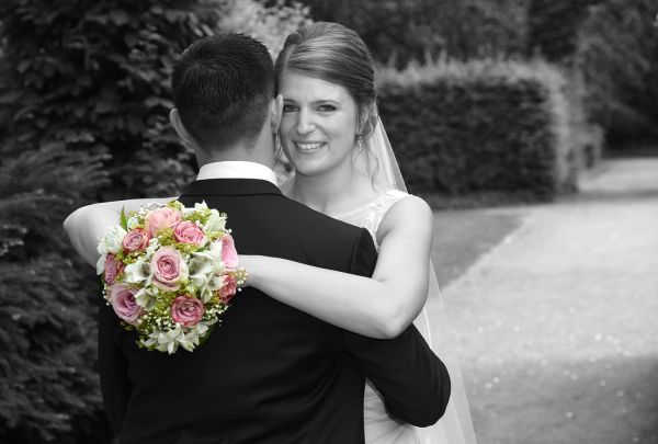 Park im Schloss Styrum - Brautpaar in Teilcolorierung